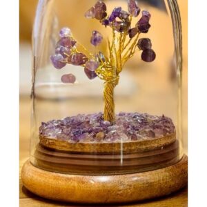 Árbol de lascas de amatista con tronco de alambre dorado bajo una cúpula de cristal sobre base de madera de acacia