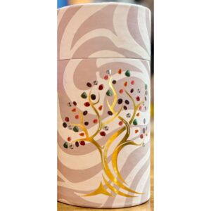 Árbol de lascas de amatista con tronco de alambre dorado bajo una cúpula de cristal sobre base de madera de acacia
