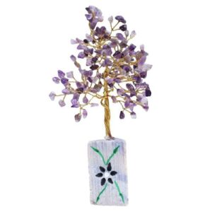 Árbol grande de amatista con copa densa de lascas violetas en ramas doradas sobre una base alta de jaspe con flor negra pintada