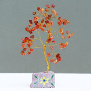 Árbol de cornalina con lascas naranjas y rojas en ramas de alambre dorado sobre base lila con flor amarilla pintada