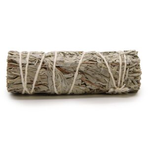 Atado fino de salvia azul de hojas gris verdoso atado con hilo blanco