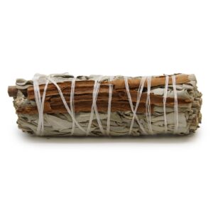 Atado de salvia blanca con tiras de corteza de canela atadas con hilo blanco