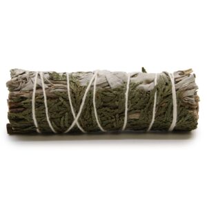 Atado de salvia blanca y cedro de 10 cm, ramitas verdes de cedro y hojas grises de salvia atadas con hilo blanco