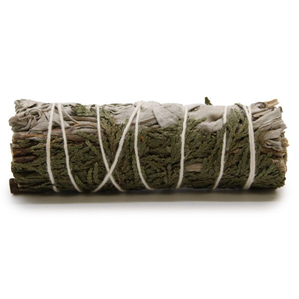 Atado de salvia blanca y cedro de 10 cm, ramitas verdes de cedro y hojas grises de salvia atadas con hilo blanco
