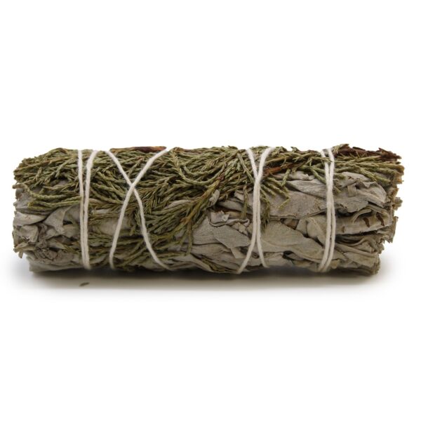 Atado de salvia blanca con ramitas verdes de enebro atado con hilo blanco