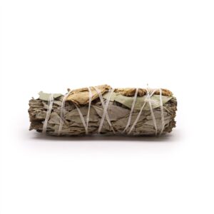 Atado de salvia blanca con hojas de eucalipto y rodajas de jengibre seco atado con hilo blanco