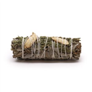 Atado de salvia blanca con ramitas de cedro y rodajas de jengibre seco atado con hilo blanco