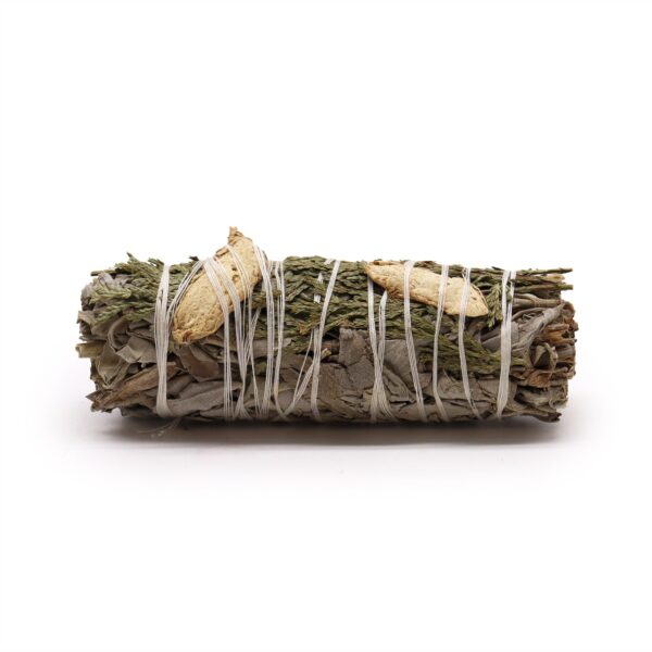 Atado de salvia blanca con ramitas de cedro y rodajas de jengibre seco atado con hilo blanco
