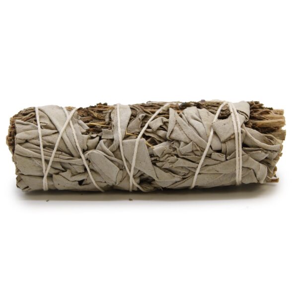 Atado de salvia blanca con tallos de lavanda seca atado con hilo blanco