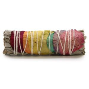 Atado de salvia blanca con pétalos de rosa secos de siete colores sujetos con hilo blanco