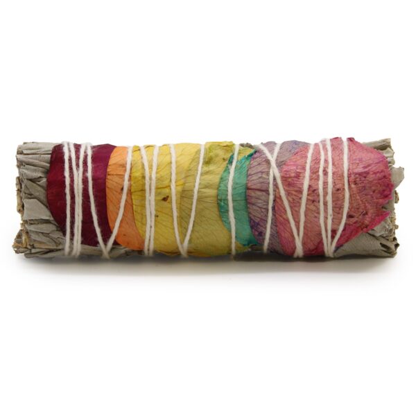 Atado de salvia blanca con pétalos de rosa secos de siete colores sujetos con hilo blanco