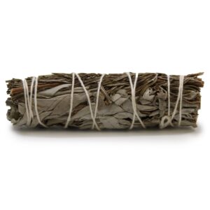 Atado de salvia blanca y romero seco atado con hilo blanco sobre fondo blanco