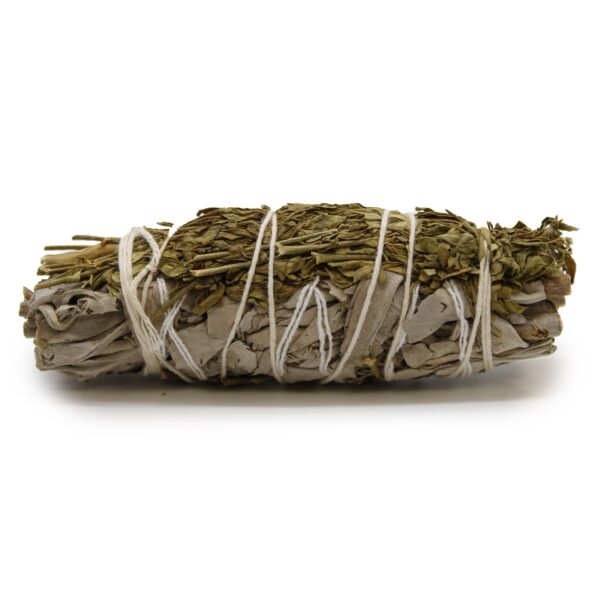 Atado de salvia blanca y ruda verde seca atado con hilo blanco