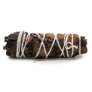 Atado de salvia negra de hojas anchas marrón oscuro atado con hilo blanco