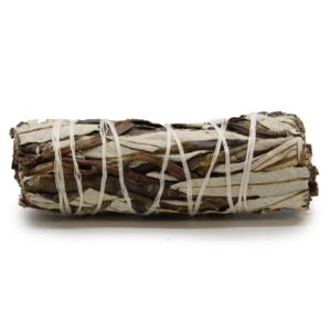 Atado de yerba santa de hojas marrón oscuro y gris claro atado con hilo blanco