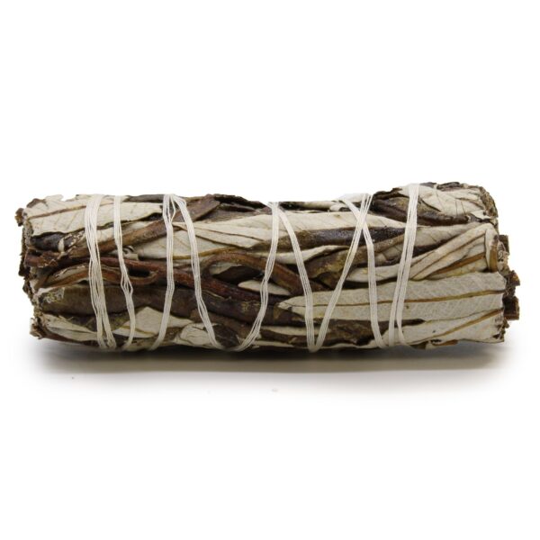 Atado de yerba santa de hojas marrón oscuro y gris claro atado con hilo blanco