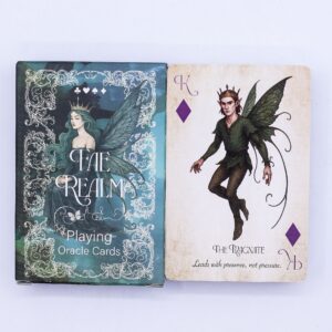 Caja de la baraja Fae Realm con una reina hada de pelo verde y alas, sobre fondo verde azulado