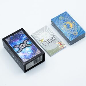 Caja negra de la baraja de tarot con la triple luna y el pentáculo en plata, guía de bolsillo y baraja de reverso azul y dorado