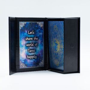 Caja negra de la baraja de tarot con la triple luna y el pentáculo en plata, guía de bolsillo y baraja de reverso azul y dorado