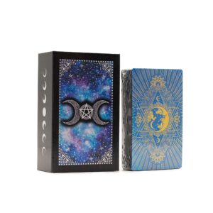 Caja negra de la baraja de tarot con la triple luna y el pentáculo en plata, guía de bolsillo y baraja de reverso azul y dorado