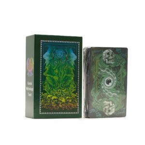 Caja verde de la baraja de tarot de Cthulhu Kesulu Mythology junto a la baraja con tentáculos y calaveras en el reverso