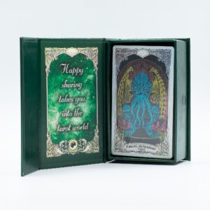 Caja verde de la baraja de tarot de Cthulhu Kesulu Mythology junto a la baraja con tentáculos y calaveras en el reverso