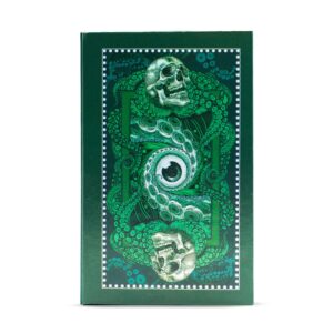 Caja verde de la baraja de tarot de Cthulhu Kesulu Mythology junto a la baraja con tentáculos y calaveras en el reverso