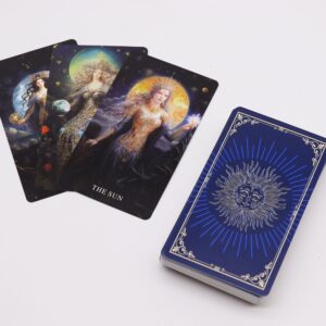 Cartas de tarot con diosas ilustradas sobre cielos nocturnos, entre ellas El Sol, junto al mazo con reverso azul y un sol de ojos cerrados