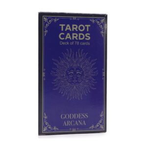 Cartas de tarot con diosas ilustradas sobre cielos nocturnos, entre ellas El Sol, junto al mazo con reverso azul y un sol de ojos cerrados