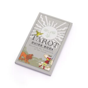 Cartas de tarot con diosas ilustradas sobre cielos nocturnos, entre ellas El Sol, junto al mazo con reverso azul y un sol de ojos cerrados