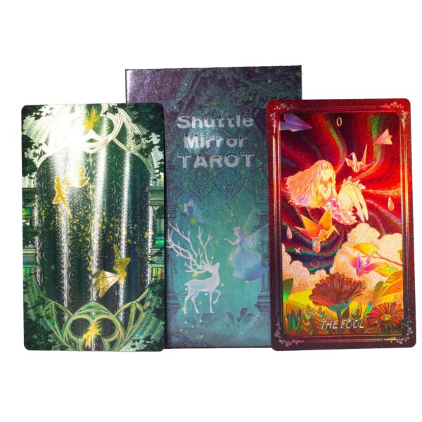 Baraja de tarot holográfica Shuttle Mirror: reverso de bosque con hadas doradas, caja con ciervo blanco y la carta del Loco entre grullas de papel