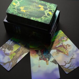 Baraja de tarot holográfica Shuttle Mirror: reverso de bosque con hadas doradas, caja con ciervo blanco y la carta del Loco entre grullas de papel