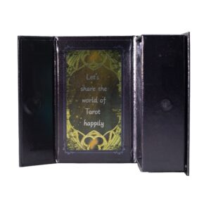 Baraja de tarot holográfica Shuttle Mirror: reverso de bosque con hadas doradas, caja con ciervo blanco y la carta del Loco entre grullas de papel