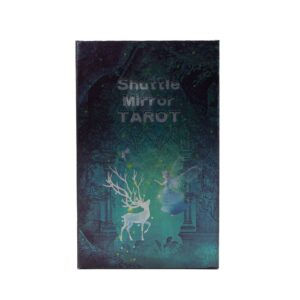 Baraja de tarot holográfica Shuttle Mirror: reverso de bosque con hadas doradas, caja con ciervo blanco y la carta del Loco entre grullas de papel