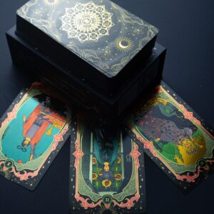 Caja negra de baraja de tarot con el Loco a color sobre fondo naranja y marco rosa y dorado