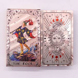 Baraja de tarot en oro rosa: caja con el Loco a color y reverso de carta con un sol de rostro y fases de la luna en rojo cobrizo