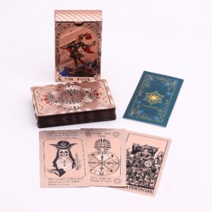 Baraja de tarot en oro rosa: caja con el Loco a color y reverso de carta con un sol de rostro y fases de la luna en rojo cobrizo
