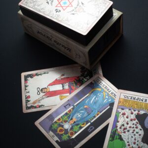 Baraja de tarot Waite con lámina plateada: reverso con estrella de seis puntas, caja color pergamino y la carta del Loco