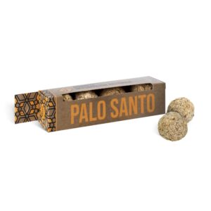 Caja kraft de bombitas de sahumerio de palo santo junto a dos bombitas de hierbas