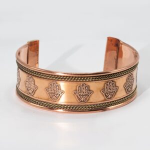 Brazalete ancho abierto de cobre con ribetes de latón trenzado y manos de Fátima grabadas, uno de los diseños posibles