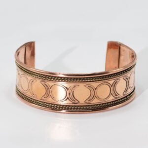 Brazalete ancho abierto de cobre con ribetes de latón trenzado y manos de Fátima grabadas, uno de los diseños posibles