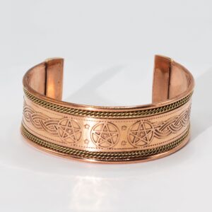 Brazalete ancho abierto de cobre con ribetes de latón trenzado y manos de Fátima grabadas, uno de los diseños posibles