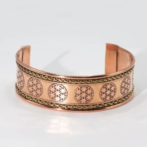 Brazalete ancho abierto de cobre con ribetes de latón trenzado y manos de Fátima grabadas, uno de los diseños posibles