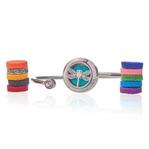 Brazalete abierto de acero con un medallón difusor redondo con una libélula calada sobre fieltro turquesa y un brillante en el otro extremo