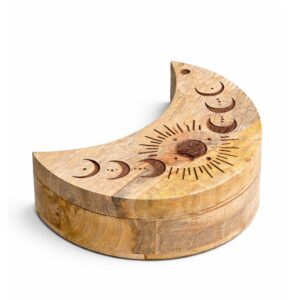 Caja de madera de mango con forma de luna creciente y las fases lunares talladas en la tapa