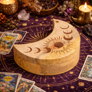 Caja de madera de mango con forma de luna creciente y las fases lunares talladas en la tapa