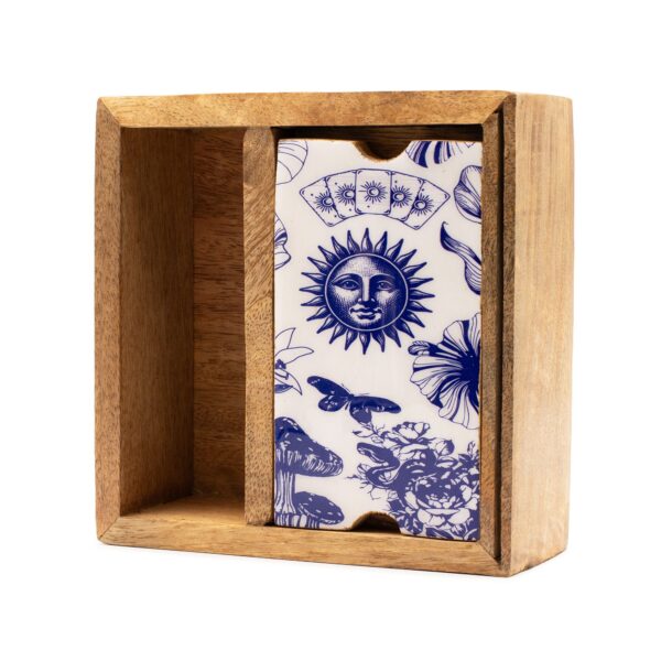 Caja de madera de mango para tarot con dos compartimentos y una placa blanca con un sol azul, cartas, mariposa y setas