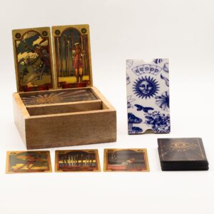 Caja de madera de mango para tarot con dos compartimentos y una placa blanca con un sol azul, cartas, mariposa y setas