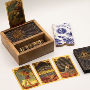 Caja de madera de mango para tarot con dos compartimentos y una placa blanca con un sol azul, cartas, mariposa y setas