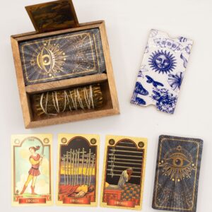 Caja de madera de mango para tarot con dos compartimentos y una placa blanca con un sol azul, cartas, mariposa y setas